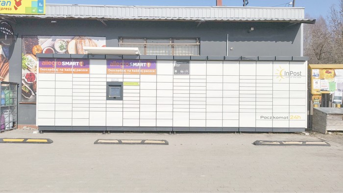 Paczkomat XDZ01M przy sklepie spożywczym