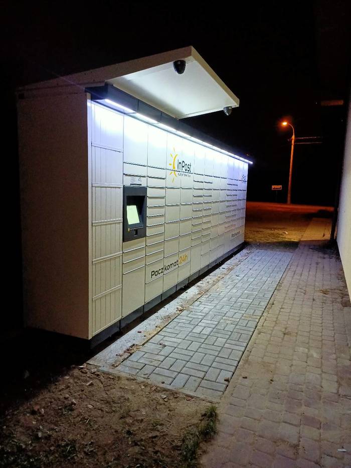 Paczkomat XES02M Po prawej stronie budynki