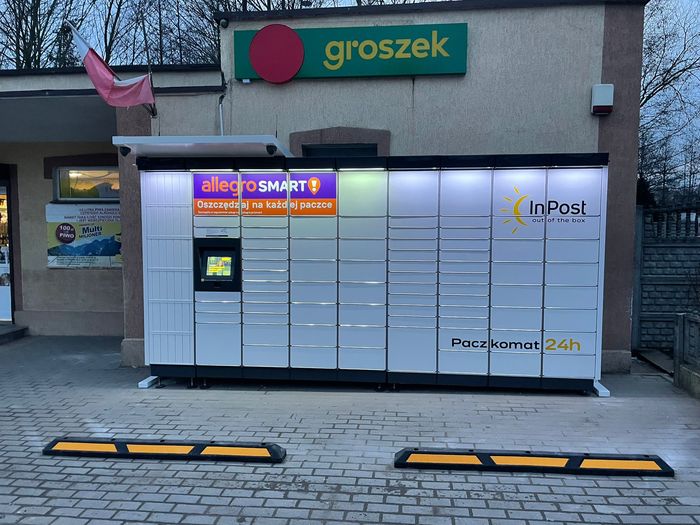 Paczkomat XGD01M przy sklepie spożywczym Groszek