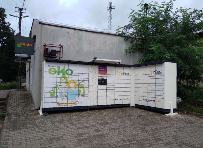 Parcel Locker XGL01APP Na parkingu przy sklepie spożywczym