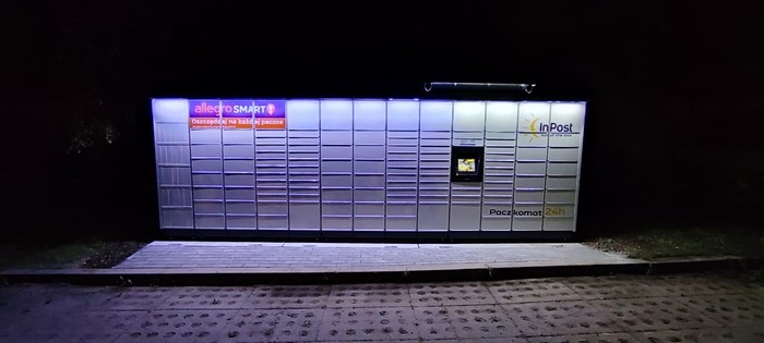 Paczkomat XIK01M Z boku budynku OSP