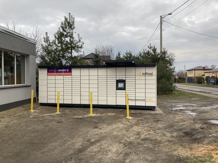 Paczkomat XIN01M parking przed sklepem