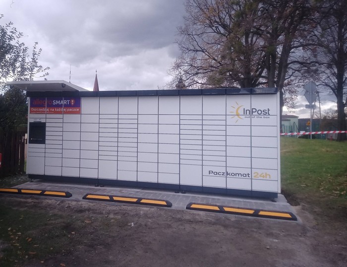 Paczkomat XIS01M przed sklepem