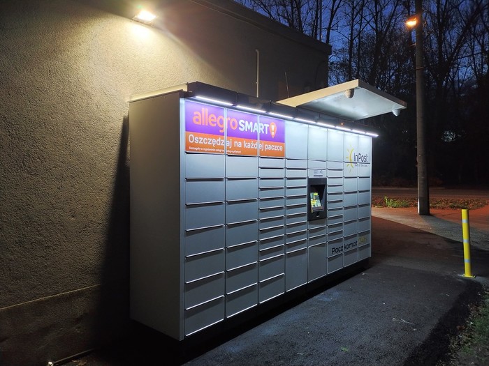 Paczkomat XKR01M przy sklepie spożywczym Delikatesy Paluch