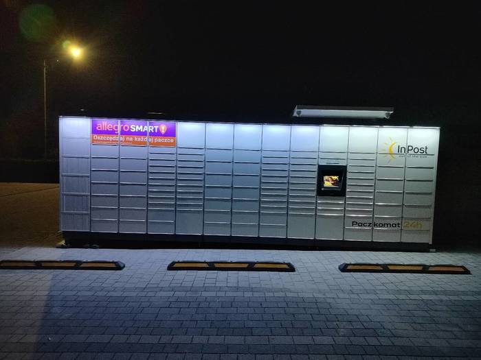 Parcel Locker XKV01M Przed budynkiem poradni