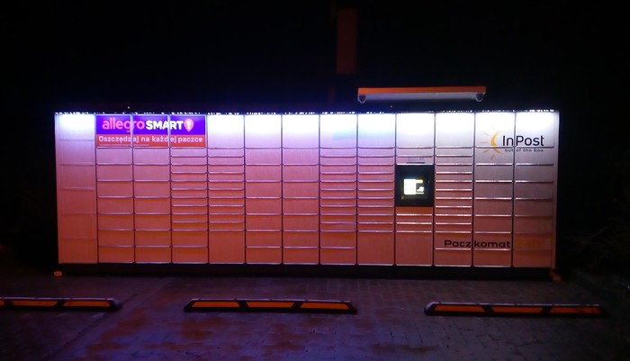 Paczkomat XLAS01M na parkingu obok OSP