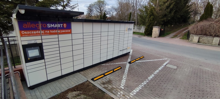 Paczkomat XLB01M parking przed Urzędem Gminy