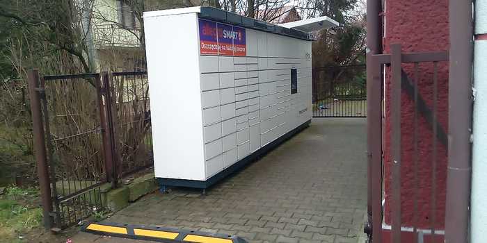 Paczkomat XLW01M Z boku budynku OSP