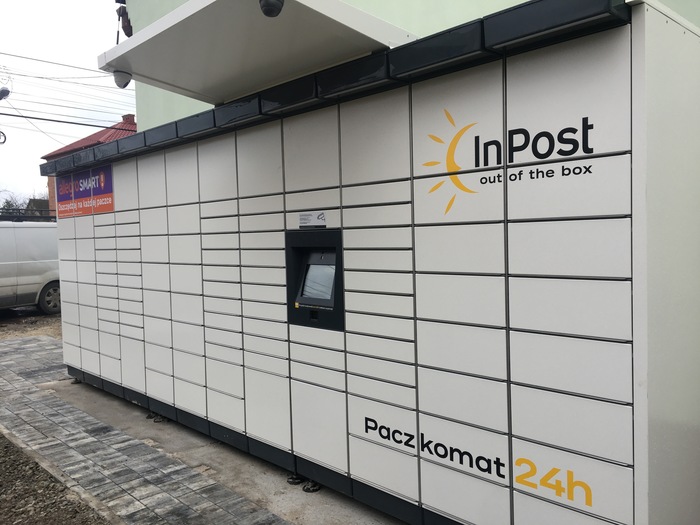 Paczkomat XLY01M Z boku sklepu
