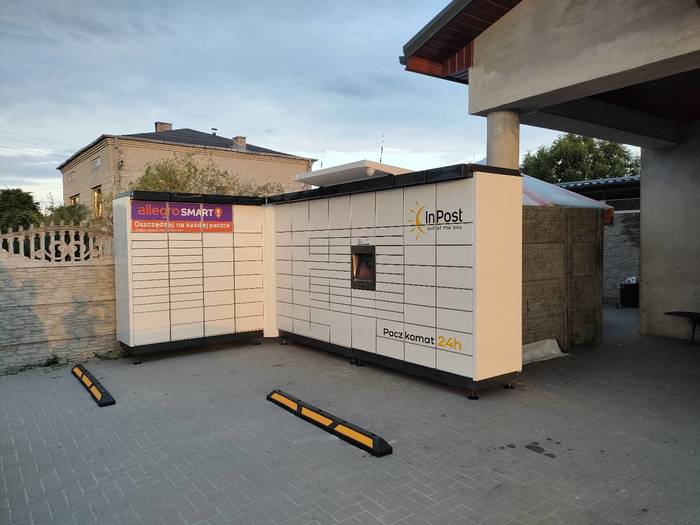 Parcel Locker XMR01M przed sklepem