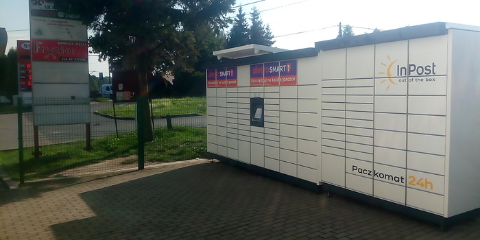 Paczkomat XMV01M Przed budynkiem Biura