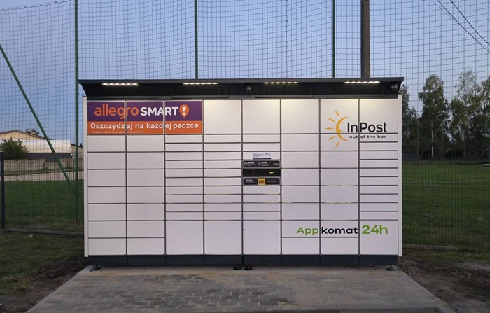 Paczkomat XNC01BAPP na parkingu przy LKS Orzeł