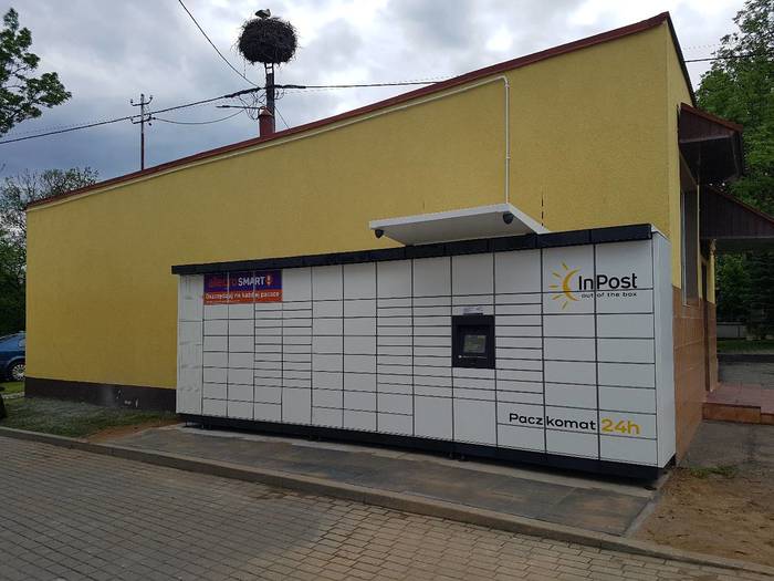 Paczkomat XNO01M przy sklepie spożywczym