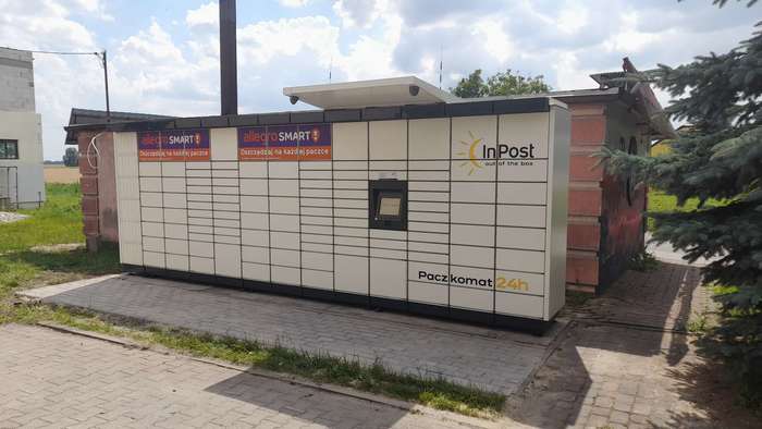 Paczkomat XNZ01M Za sklepem