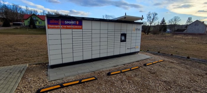 Paczkomat XOI01M Parking koło sklepu