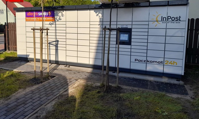 Paczkomat XOP01M przy sklepie spożywczym