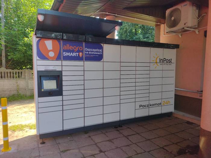 Paczkomat XOS01M parking przed sklepem