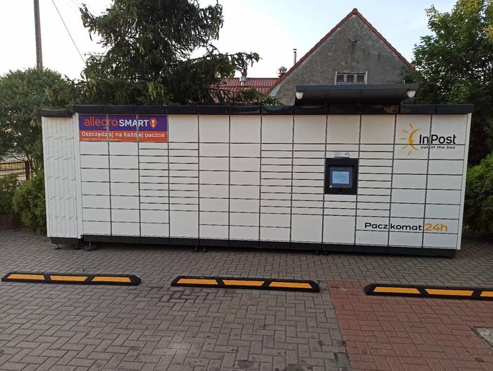 Paczkomat XOZ01M na parkingu