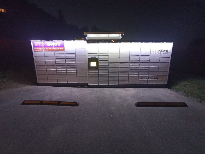 Paczkomat XPE01M Boczny parking sklepu