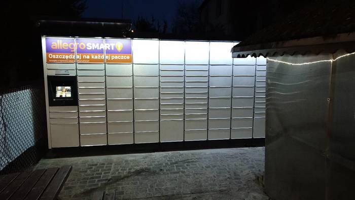 Paczkomat XPQ01M Przy sklepie spożywczym