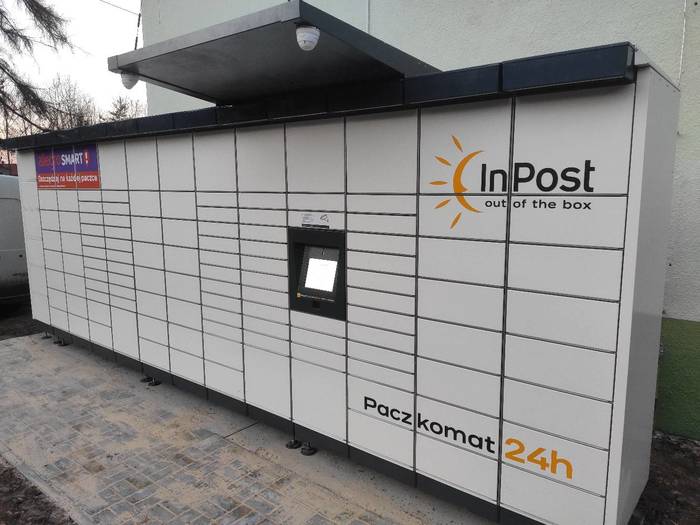 Paczkomat XPW01M obok sklepu