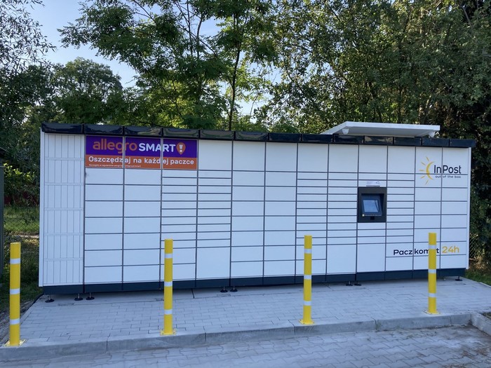 Paczkomat XQI01M parking za Urzędem Gminy