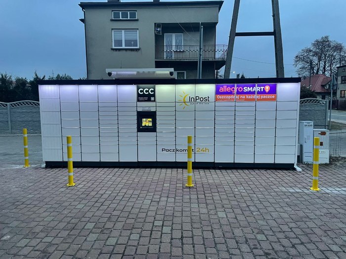 Parcel Locker XQL01M na parkingu przed sklepem