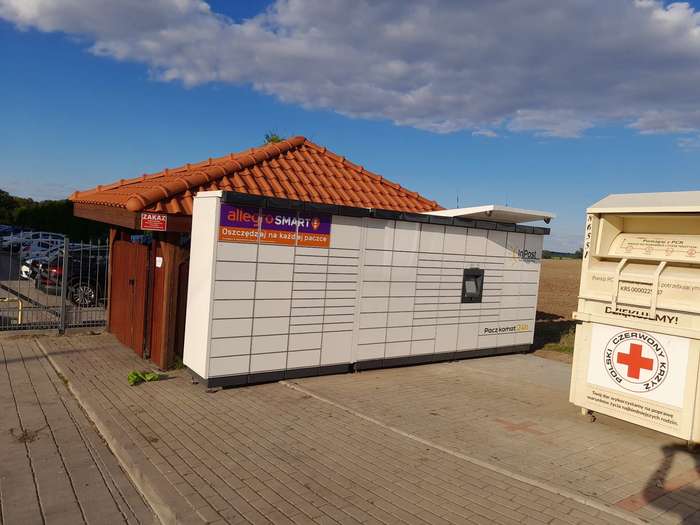 Paczkomat XQM01M Przy wjeździe na osiedle