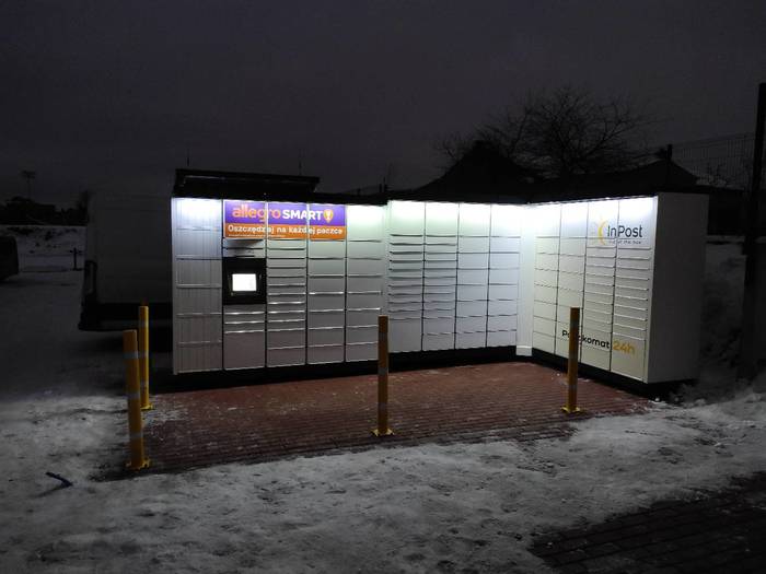 Paczkomat XQN01M Przy prywatnej szkole
