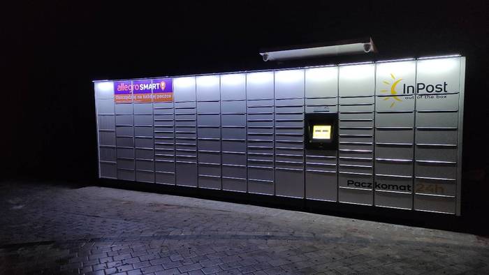 Parcel Locker XQQ01M przy wjeździe na posesję