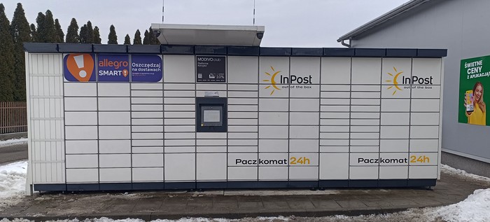 Поштомат XRE01M przy sklepie spożywczym