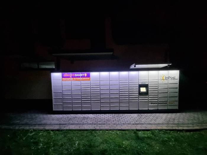 Paczkomat XRM01M na parkingu po lewej stronie