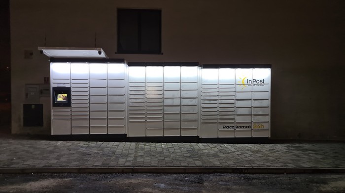 Paczkomat XRO01M przy budynku Ochotniczej Straży Pożarnej
