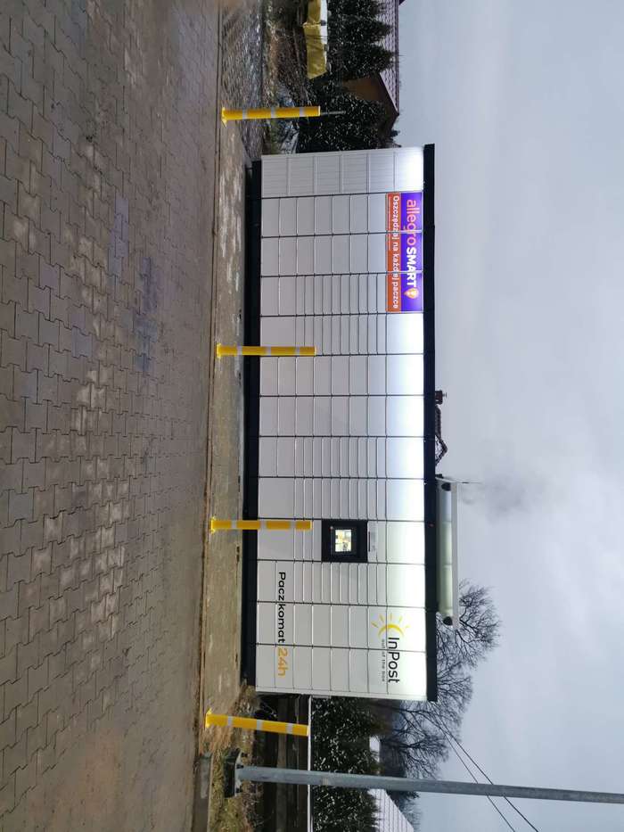 Parcel Locker XRT01M Po prawej stronie budynku.