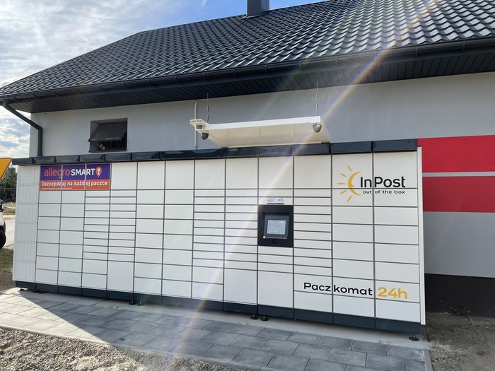 Paczkomat XRV01M za sklepem