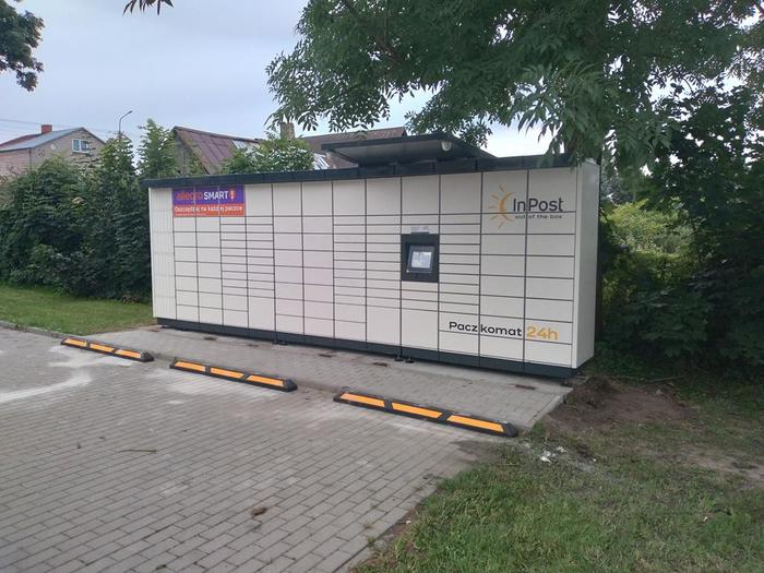 Paczkomat XSN01M Przed budynkiem apteki