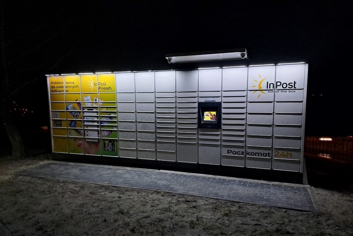 Paczkomat XSW02M Po prawej stronie parkingu przed sklepem