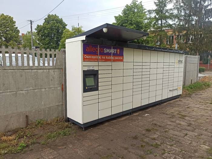 Paczkomat XTL01M przy sklepie spożywczym