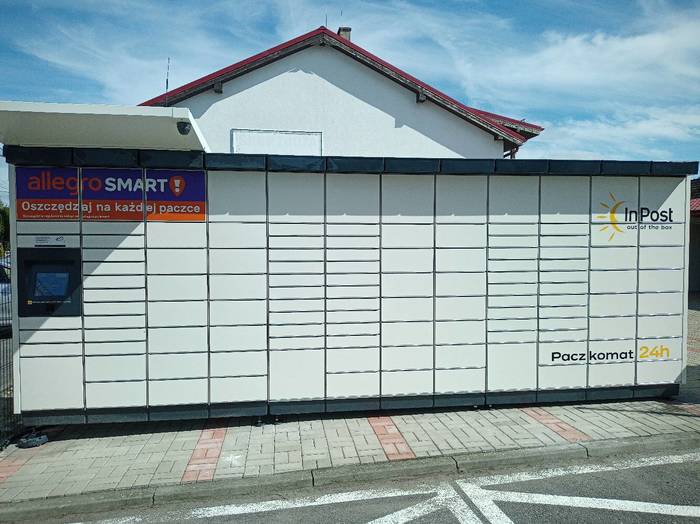 Paczkomat XTU01M Parking przy sklepie spożywczym