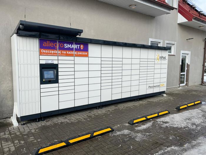 Paczkomat XTX01M przy sklepie spożywczym