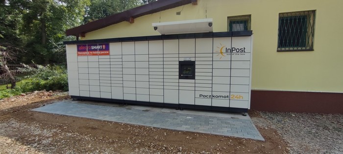 Parcel Locker XUK01M Przy  sklepie (bok budynku)
