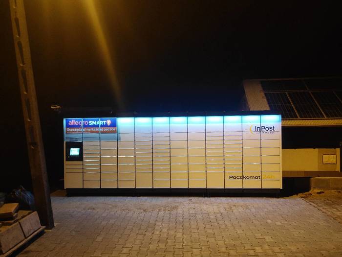 Paczkomat XVA01M Przed sklepem na podjezdzie