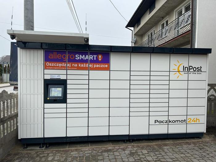 Paczkomat XVL01M przy sklepie spożywczym
