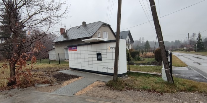 Paczkomat XWI01M naprzeciwko parkingu przy Błoniach Karniowickich