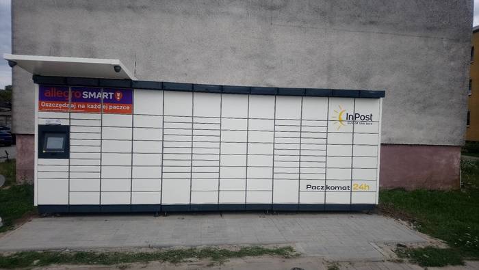 Paczkomat XXW01M przy budynku