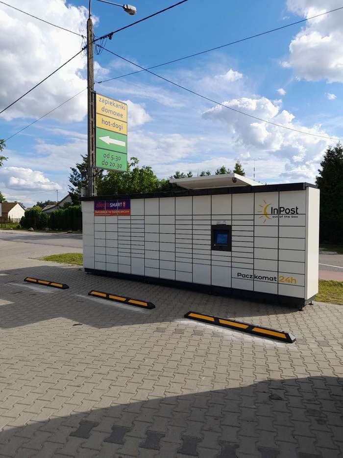 Paczkomat XYK01M parking przed sklepem