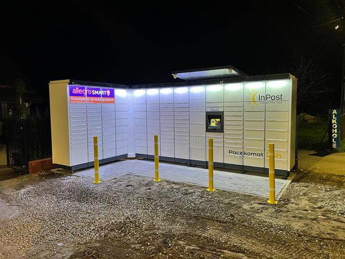 Paczkomat YDA01M parking przed sklepem