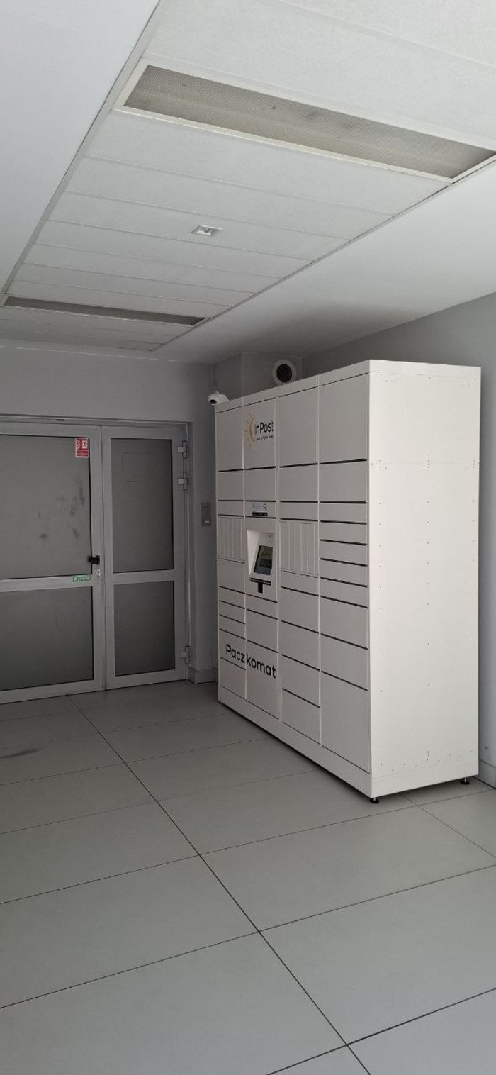 Paczkomat ZAB02HP w szklanym łączniku pomiędzy budynkami A i B