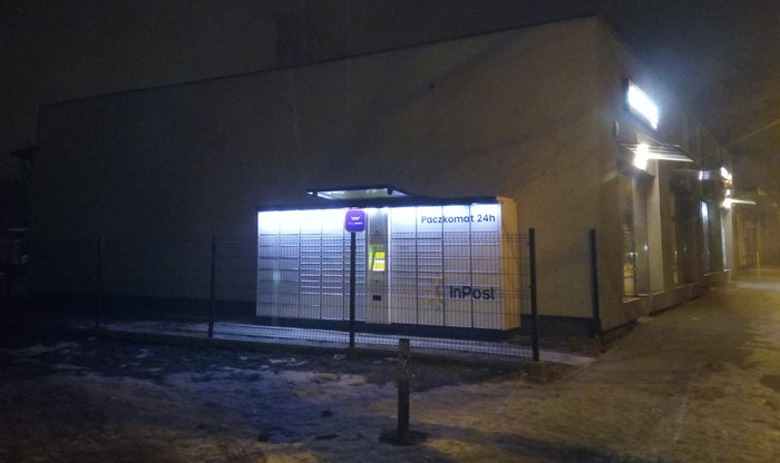 Paczkomat ZAB05A Przy bocznej ścianie sklepu Żabka