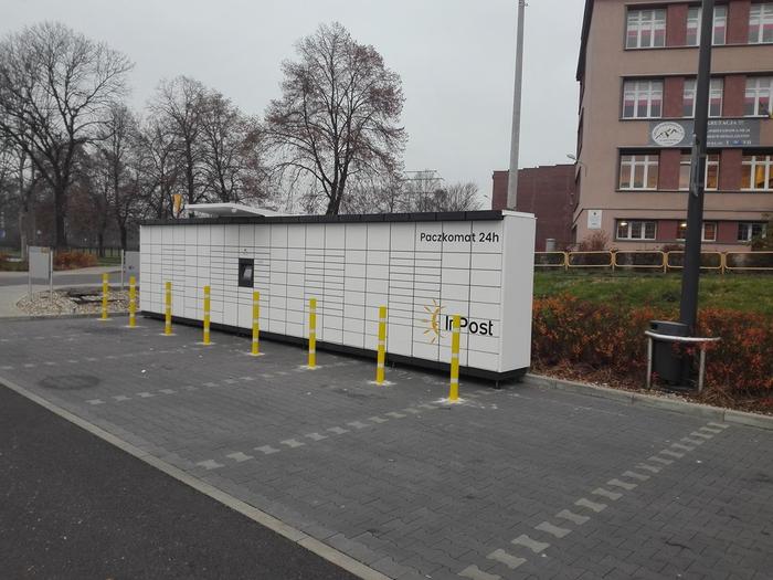 Paczkomat ZAB11M Przy wjeździe na parking sklepu Lidl